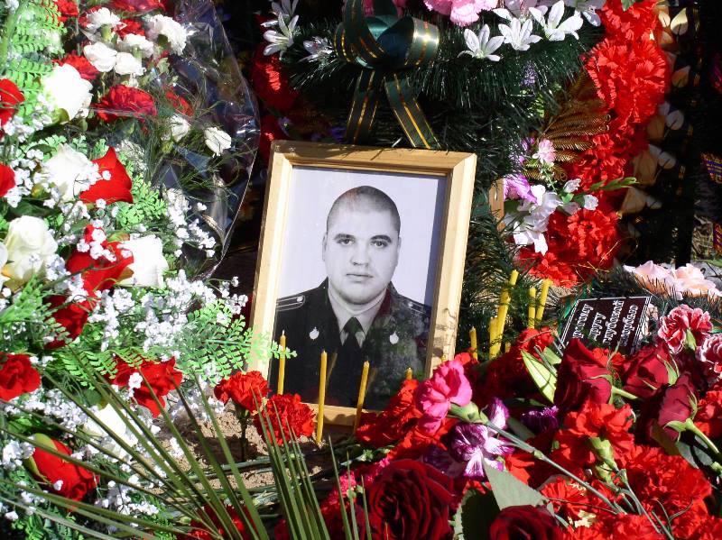 В Архангельске сотрудники СОБР почтили память погибшего коллеги